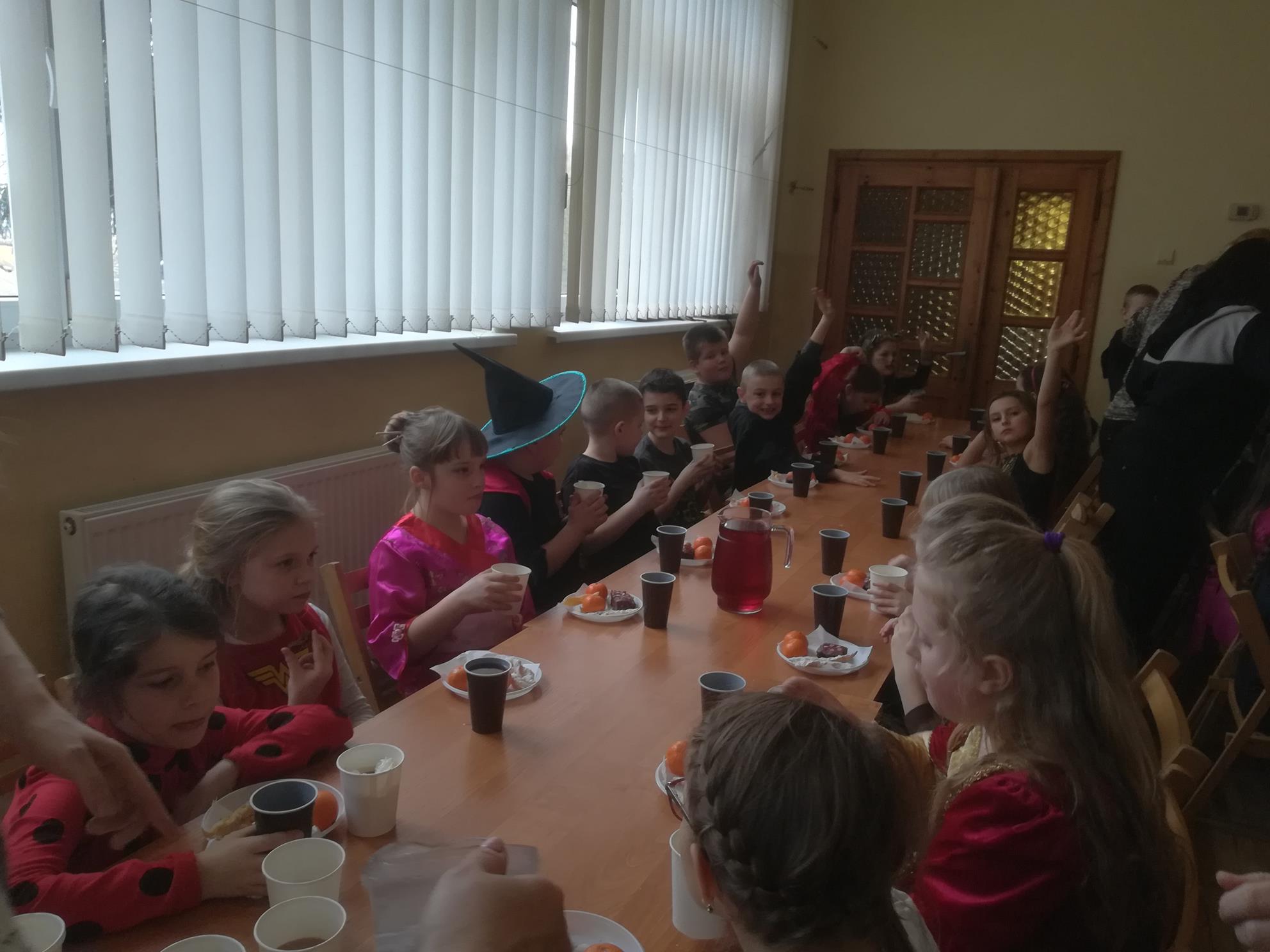 ZABAWA KARNAWAŁOWA UCZNIÓW KLAS I-III W SĘKOWEJ